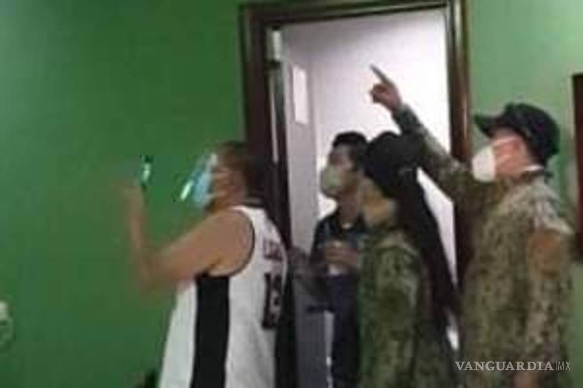 (video) Mujer infiel se escondió en el techo de motel, fue descubierta por su esposo