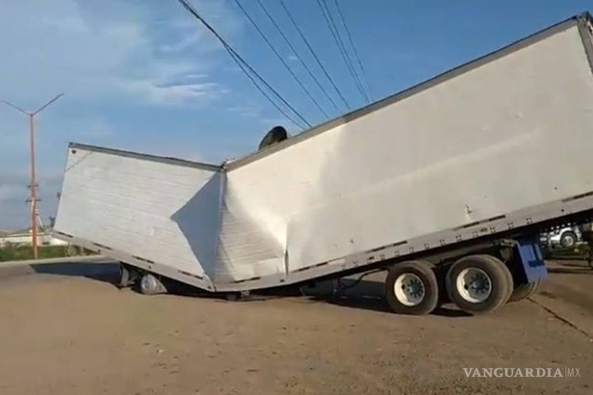 Trailer casi se parte en dos por exceso de carga
