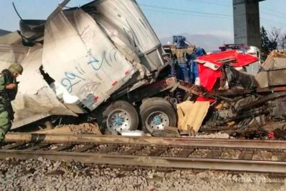 Tráiler intenta ganarle a tren y choca en CDMX