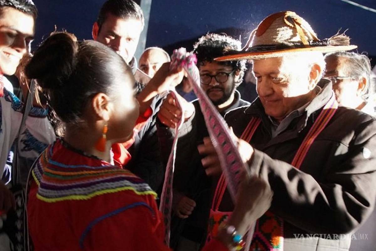 Critican a AMLO por apoyo diferenciado a mestizos e indígenas, lo llaman racista