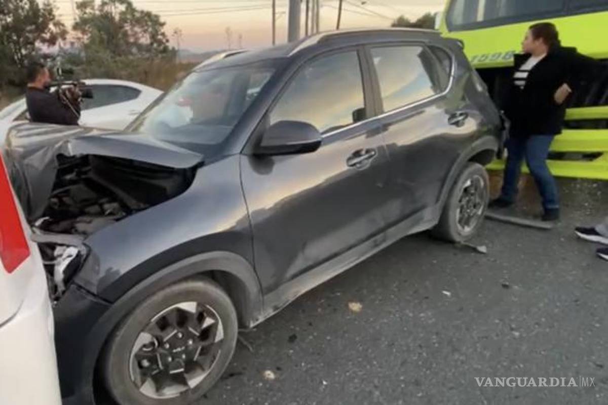 $!Daños visibles en la parte delantera del KIA Sonet proyectado por el camión de personal.