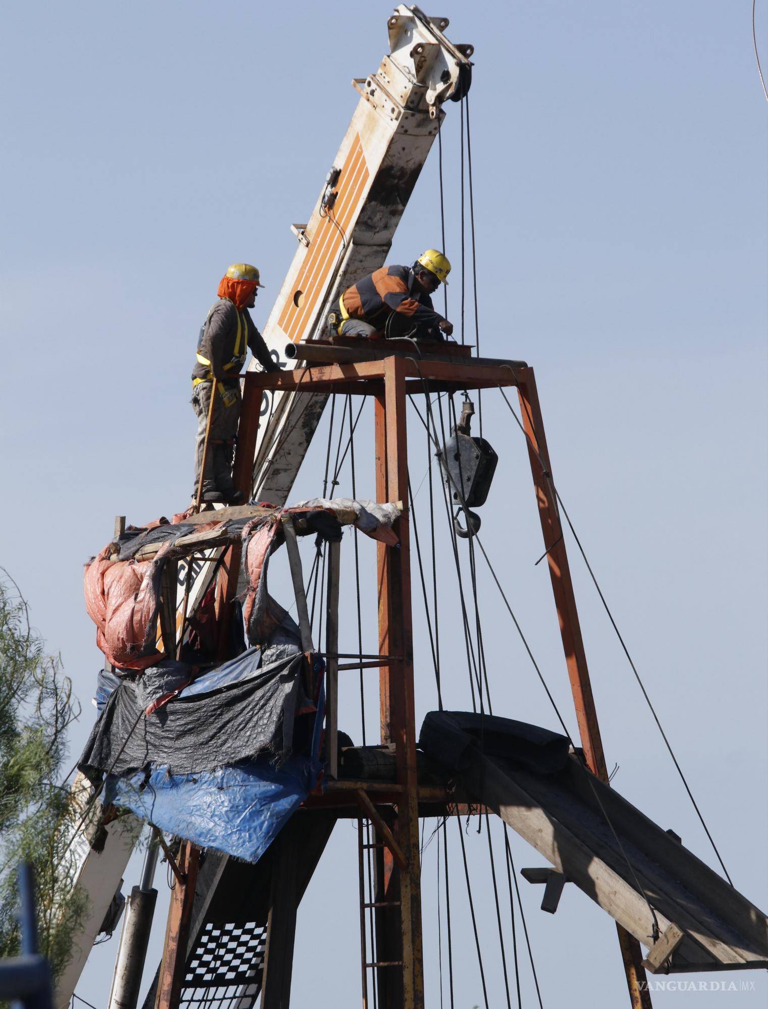 $!En el sitio se utilizan 60 vehículos terrestres, 19 bombas sumergibles, 11 generadores eléctricos y ocho torres de iluminación.