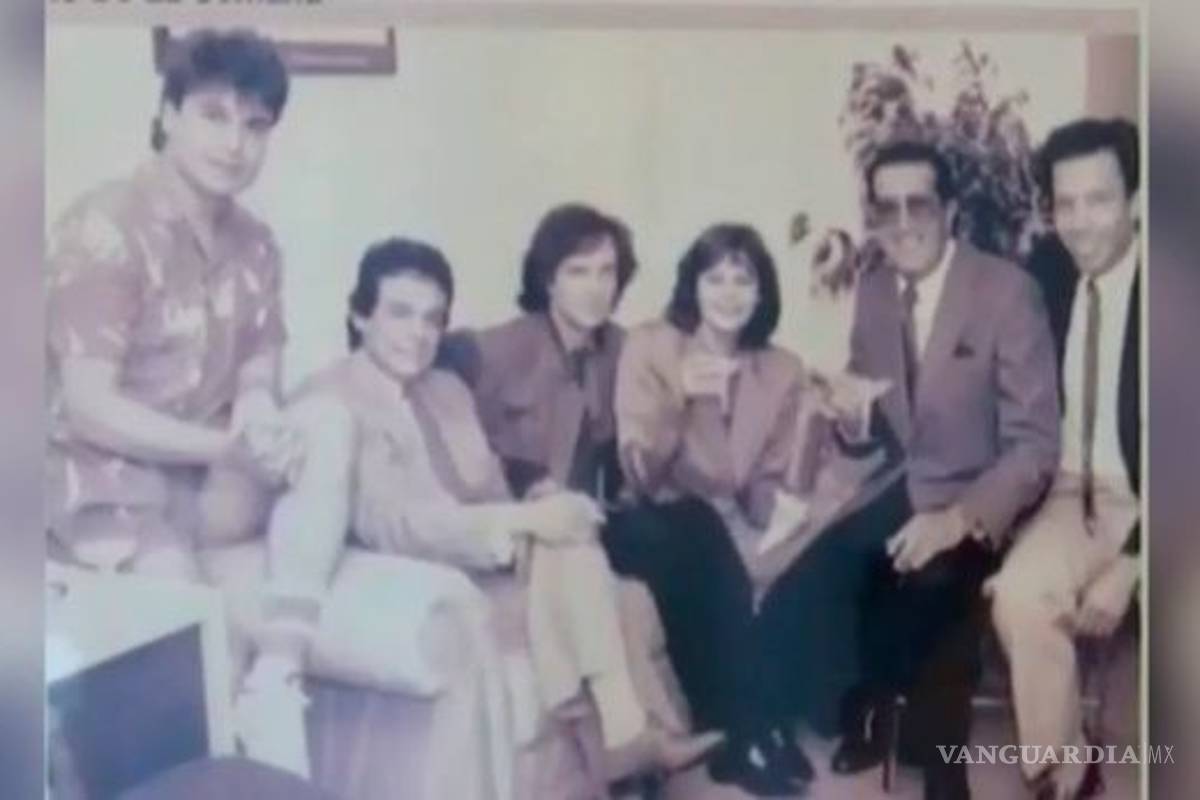 $!Foto icónica de José José, Juan Gabriel, Dúrcal y Camilo Sesto, fue recortada; esta es la foto original