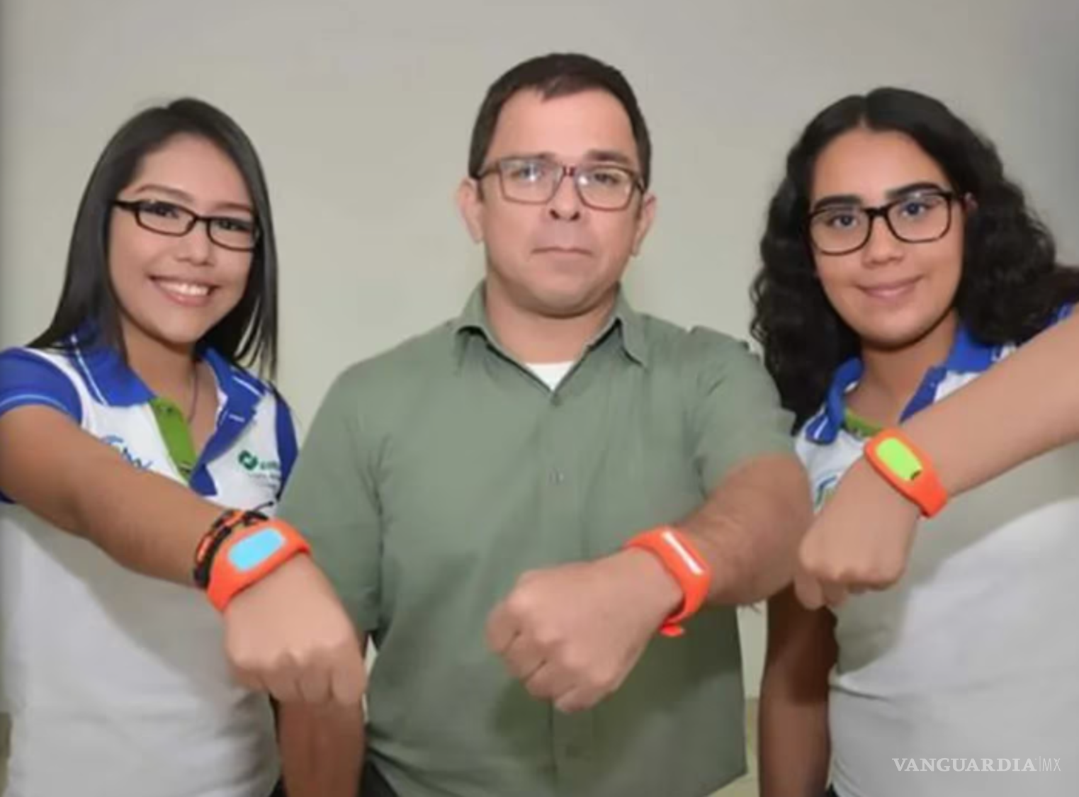 $!Estudiantes desarrollaron, con ayuda de su profesor, el aparato que emitiría una llamada de emergencia desde el teléfono celular de la víctima.