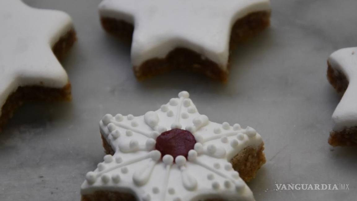 $!En el mensaje se puede leer: “¿Quieres hacer tus propias ‘Cinnamon Stars’? Los pasteleros reales del Palacio de Buckingham están muy emocionados de compartir esta receta contigo”.