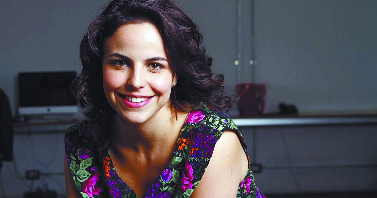 Alejandra Ambrosi, rodeada de hombres