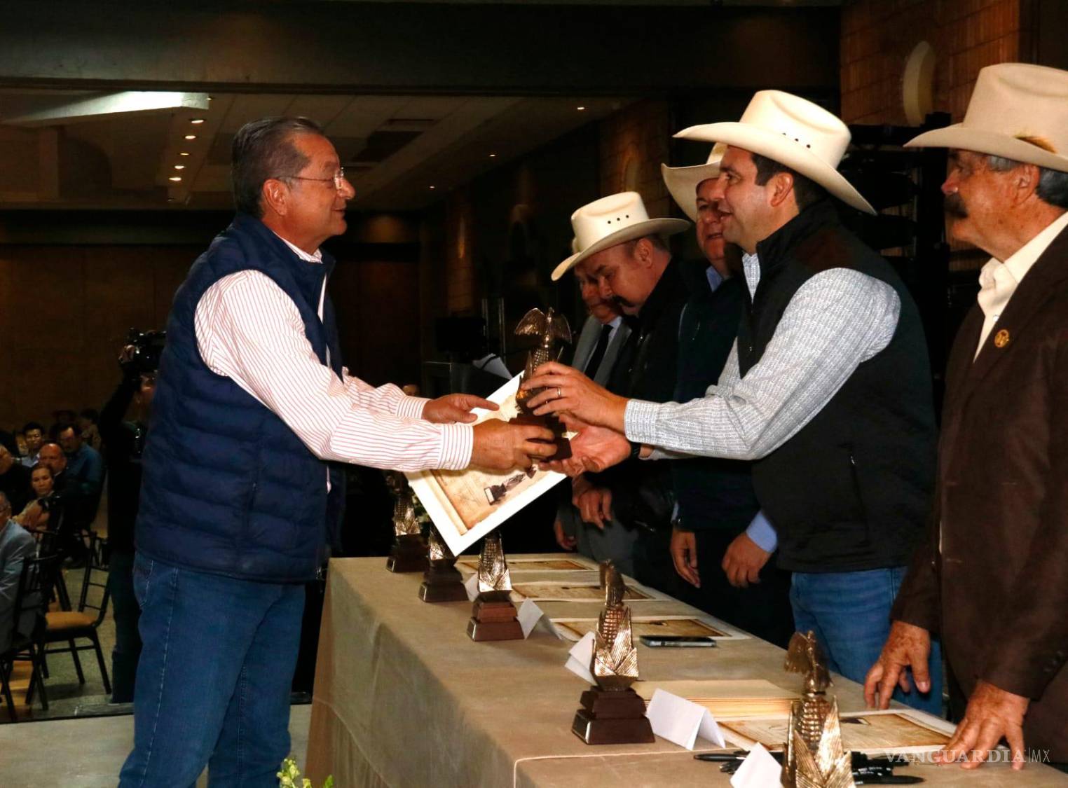 $!Autoridades del Consejo Agropecuario y Ambiental de Coahuila resaltaron que el reconocimiento honra la excelencia y el legado de quienes han fortalecido el sector agropecuario.