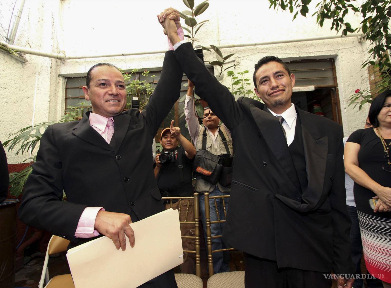 $!Jesús Fernando Covarrubias Monsiváis y Luis Alberto Reyes Soto, se convirtieron en la primera pareja del mismo sexo en contraer matrimonio igualitario en Coahuila.