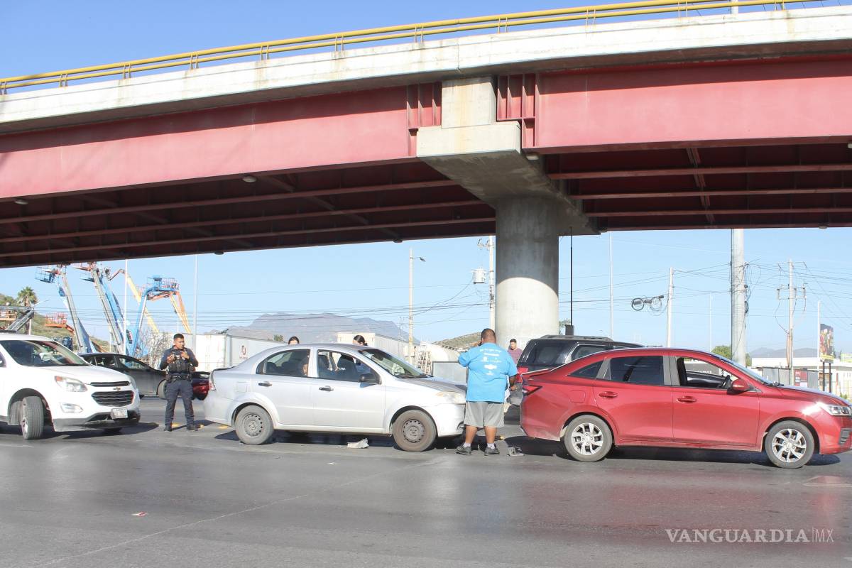 Impacta por alcance a dos autos y bloquea carril del bulevar Ramos Arizpe