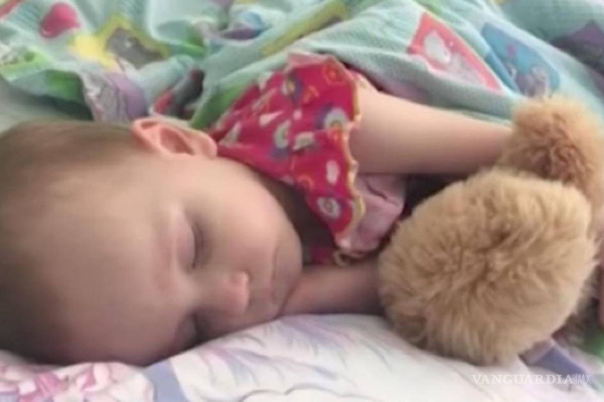 Puede dormir hasta una semana sin despertar: La bebé Bella Durmiente