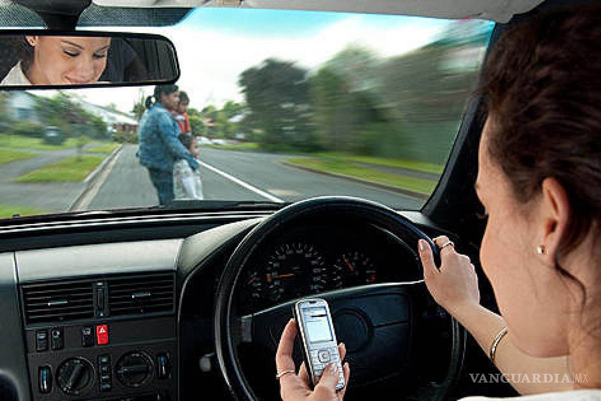 Los radares ya detectan si usas tu celular mientras conduces, incluso si vas a 300 km/h