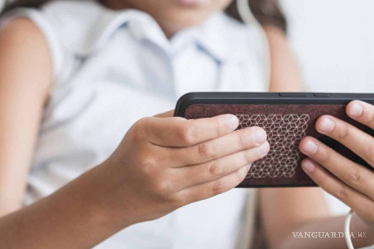 Niña envió fotos íntimas de su mamá a compañeros de trabajo