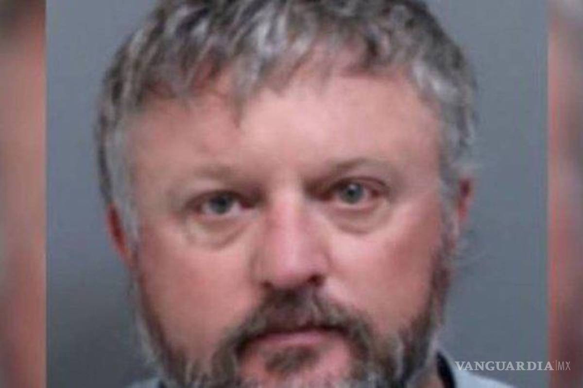 Revisó el celular de su esposo y descubrió que... él quería asesinarla