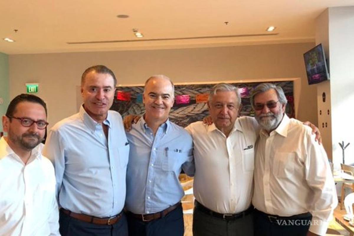 AMLO se reúne con empresarios durante su paso por Los Mochis