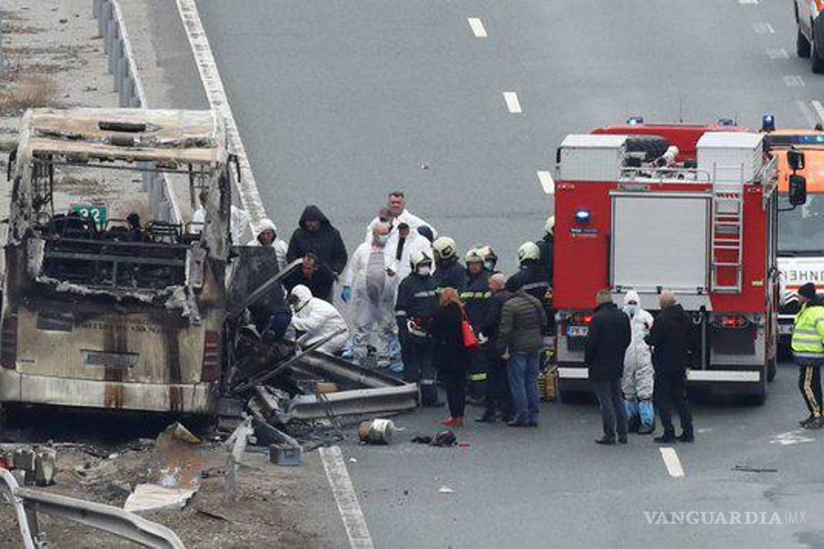 $!El autobús volcó tras chocar en medio de la oscuridad con una barandilla. Casi todos los pasajeros murieron en las llamas, pero no está aún claro si el vehículo prendió fuego antes o después de volcar