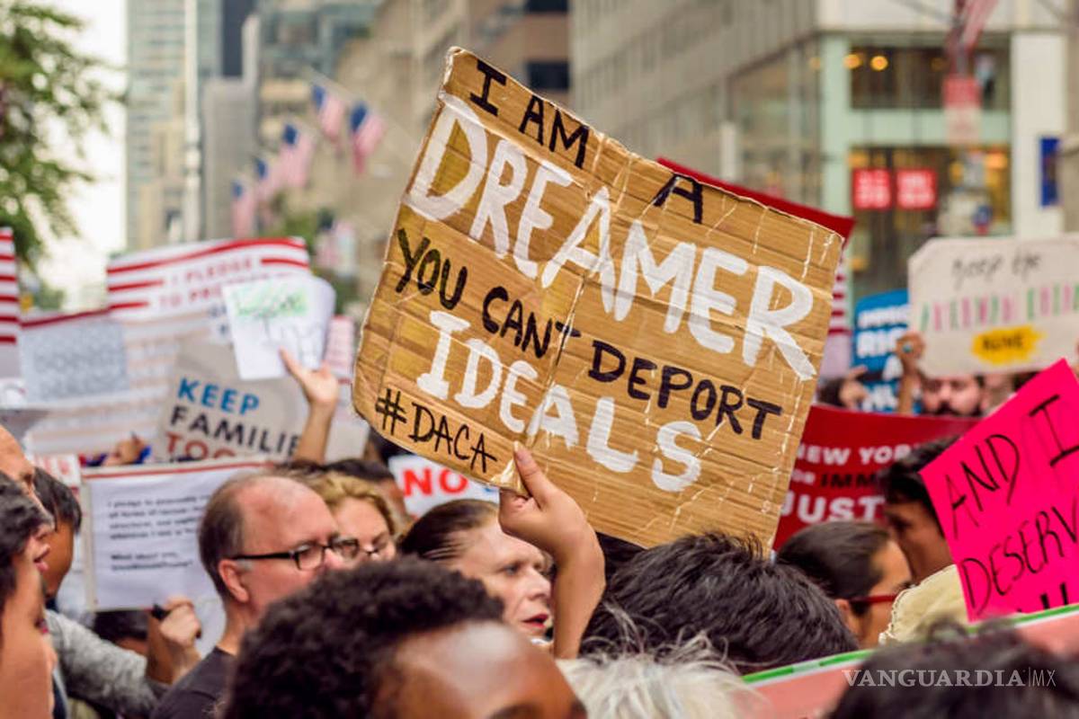 Demócratas piden a Trump ampliar plazo para prórroga de DACA tras huracanes