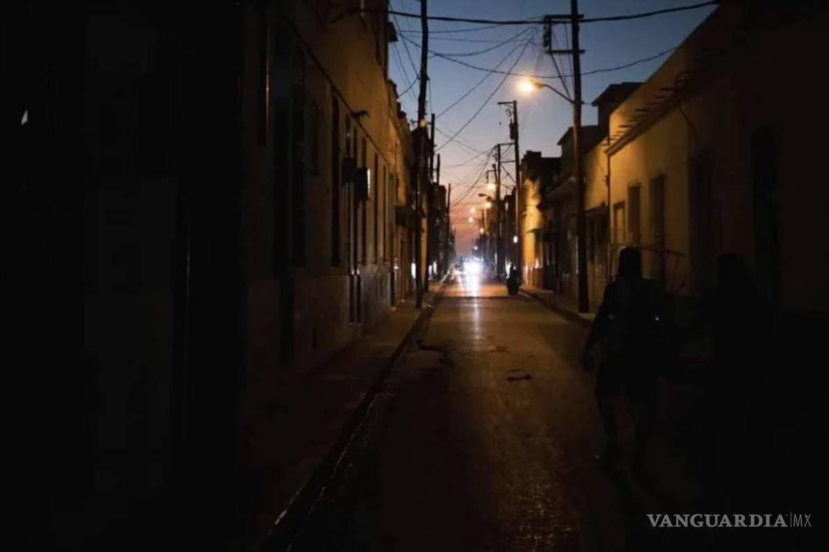 Cuba, en la oscuridad, apaga 74% del alumbrado público por falta de combustible