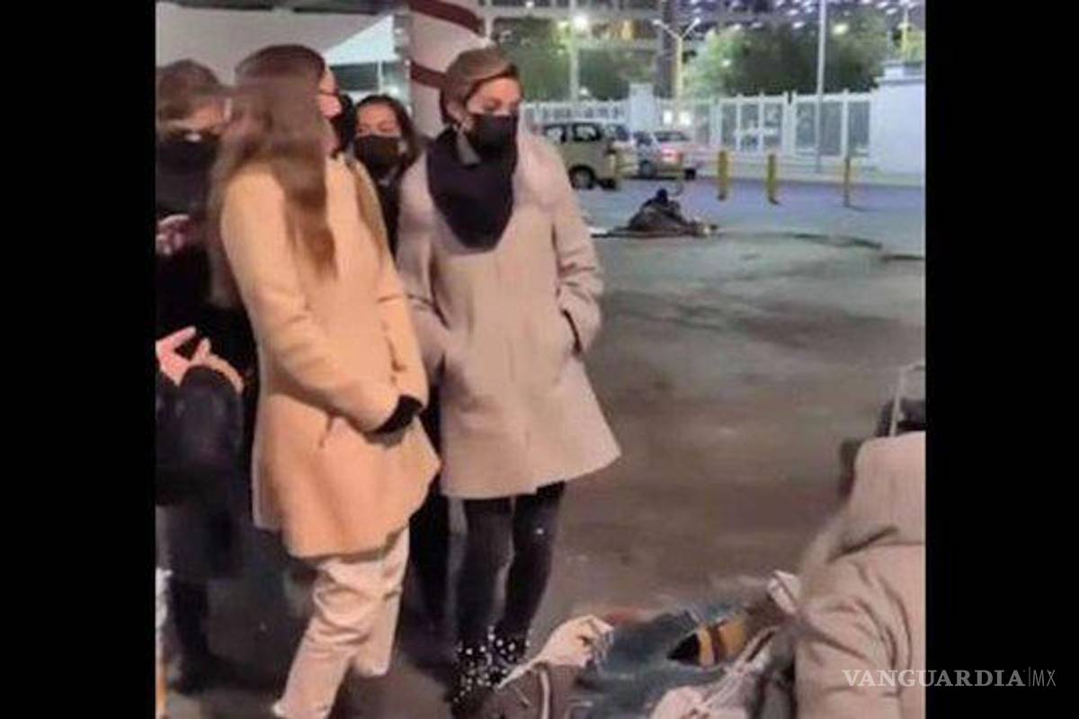 Critican a Mariana Rodríguez por bailar y cantar frente a indigente