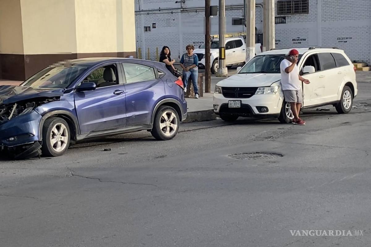 Se estrella contra camioneta al cruzar sin precaución en Saltillo