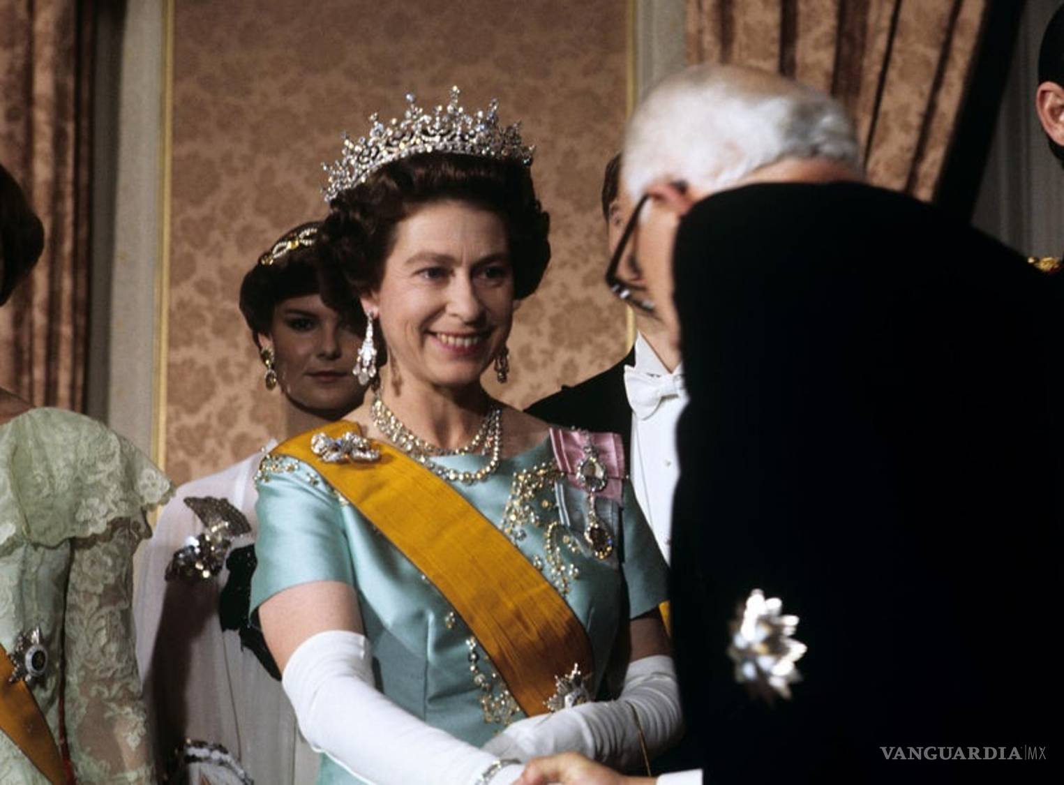 $!¡Larga vida a la Reina Isabel II! Así ha sido la vida de la monarca a través de los años