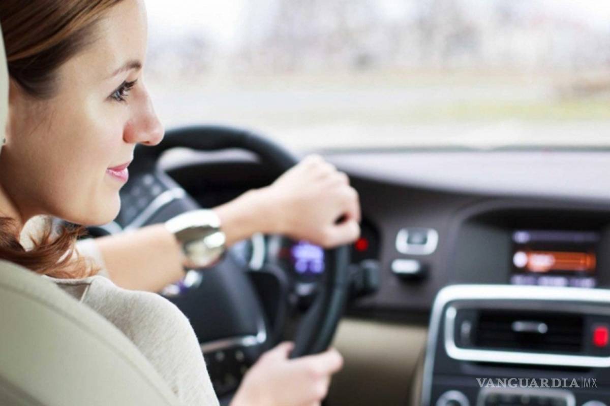 Mujeres cumplen más las normas de tránsito que hombres