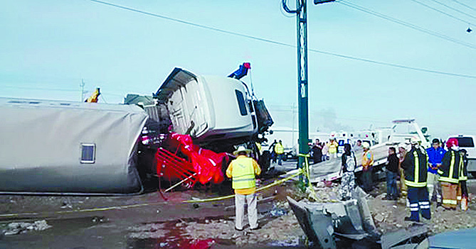 Choque de tráileres deja cinco fallecidos