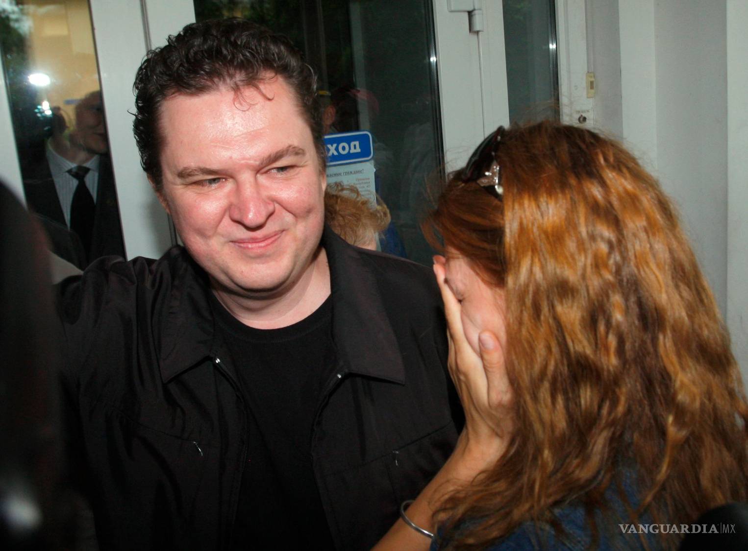 $!Andrzej Poczobut junto a su esposa Oksana frente al edificio del tribunal donde fue juzgado en la ciudad de Grodno, Bielorrusia, el martes 5 de julio de 2011.