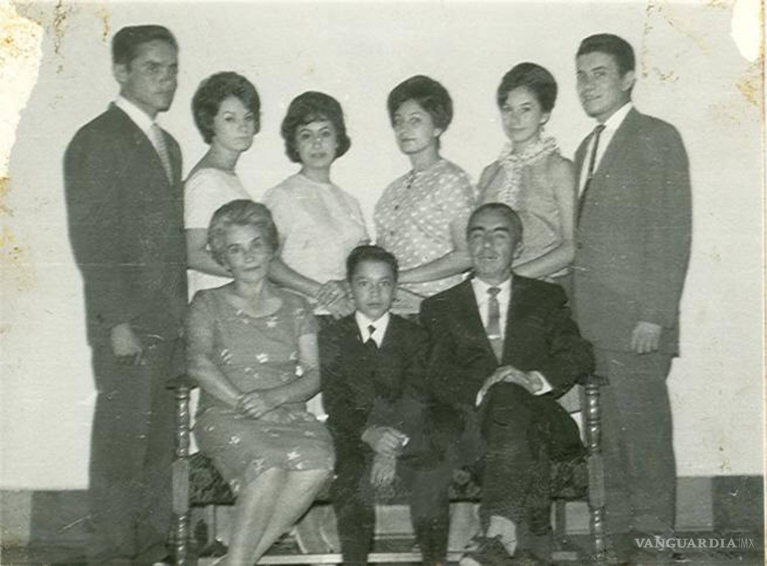 $!La familia Granada Flor en una etapa posterior. Felipe y Marcelina aparecen sentados y sus hijos alrededor; las edades de estos últimos oscilan aproximadamente entre los 13 y los 27 años.
