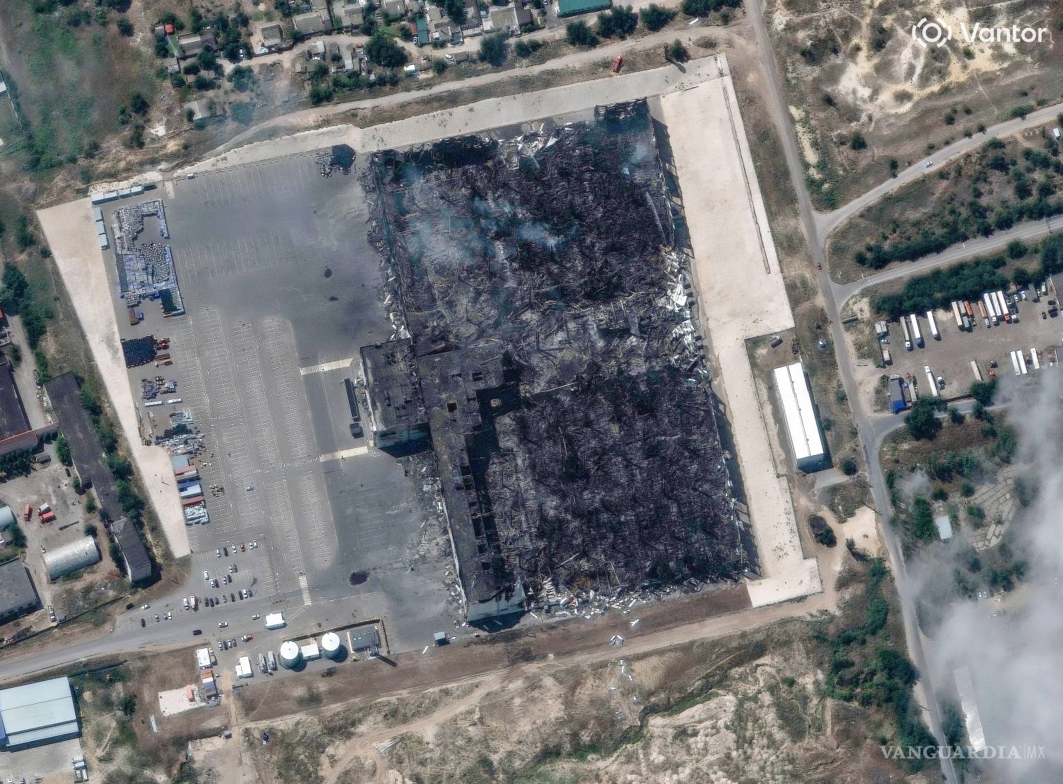 $!Una imagen satelital publicada por Vantor el 6 de agosto de 2026 muestra las secuelas de un ataque contra un almacén de Wildberries en Volgogrado, Rusia.