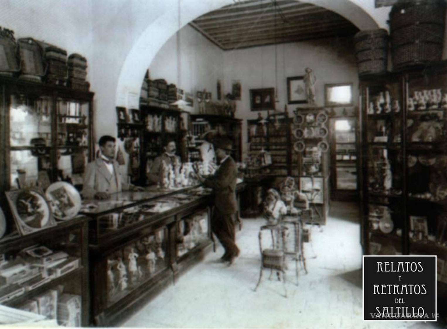 $!Interior del negocio de Augusto Gossmann, en la calle de Juárez.