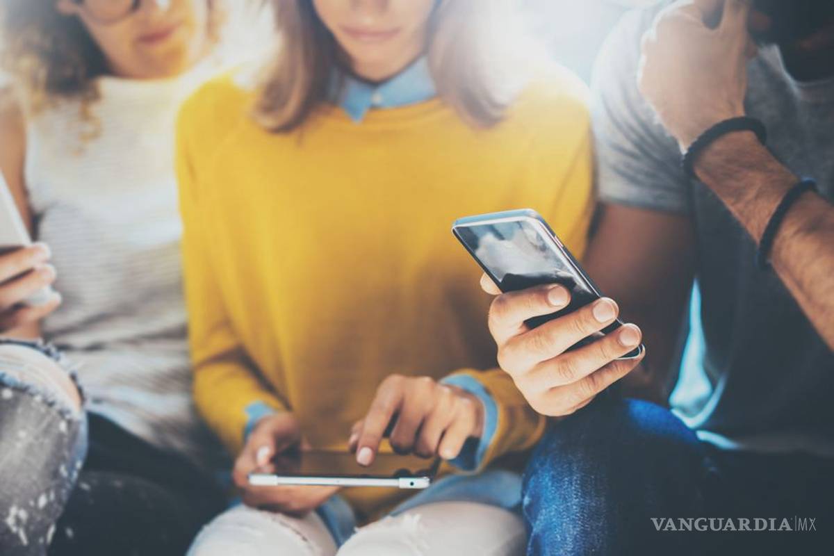 Mexicanos son de los que más se distraen con los celulares