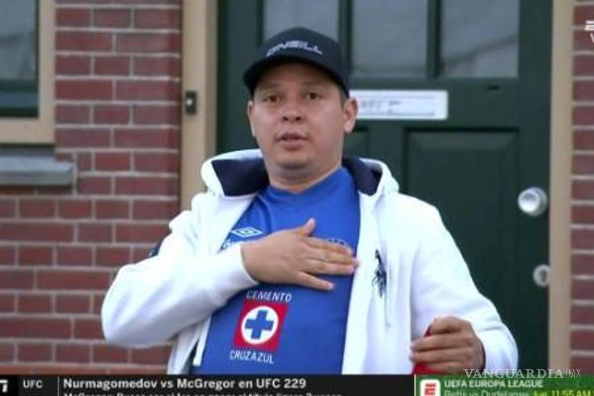 Aficionado del Cruz Azul aparece apoyando al PSV ¿Habrá maldición?