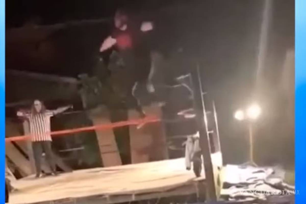 Luchador se rompe las piernas tras saltar al ring