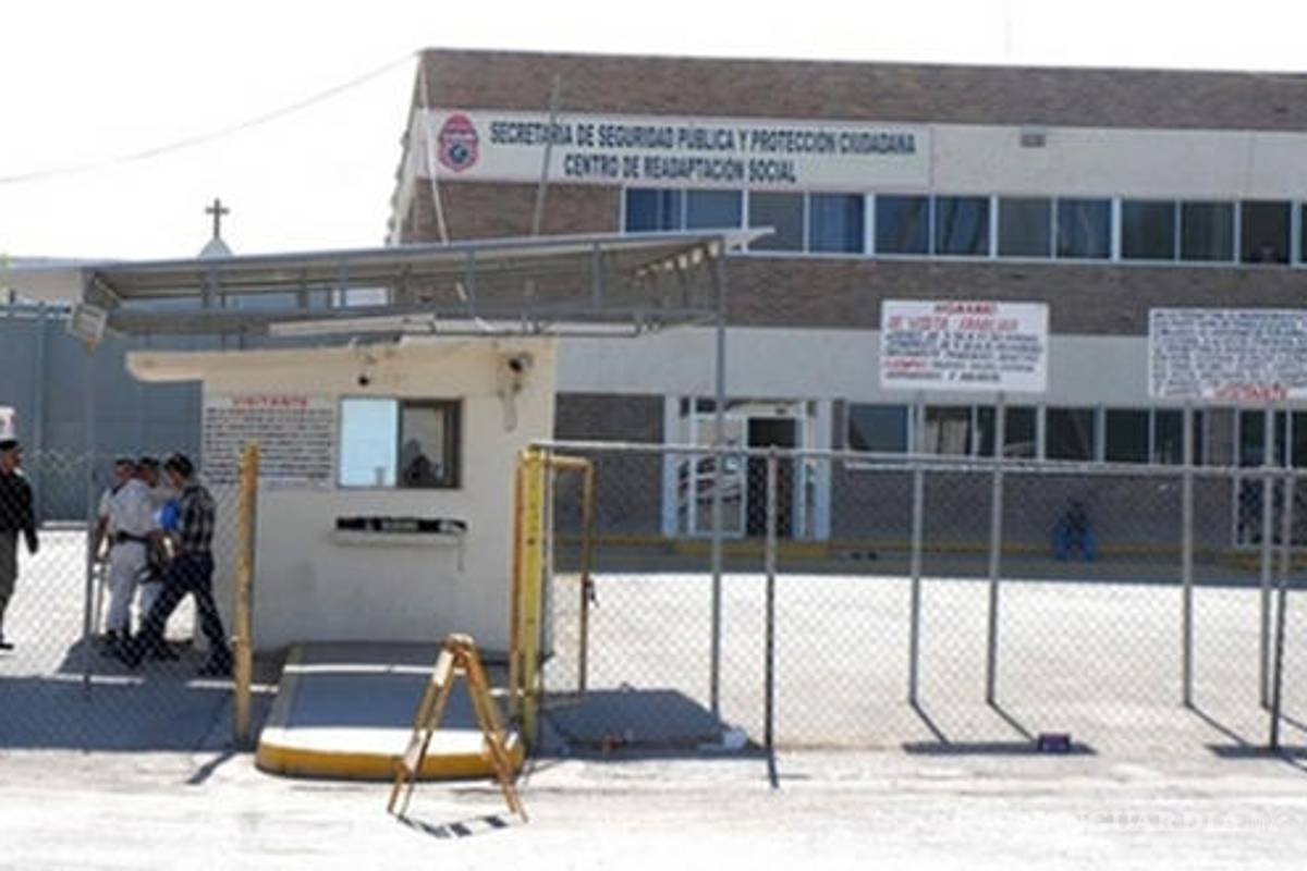 Director del penal de Torreón no atiende a familiares de reos trasladados