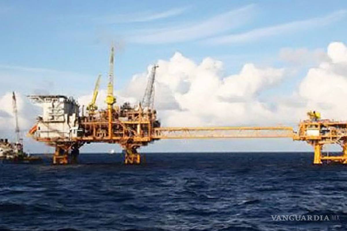 Analiza Pemex importar petróleo crudo