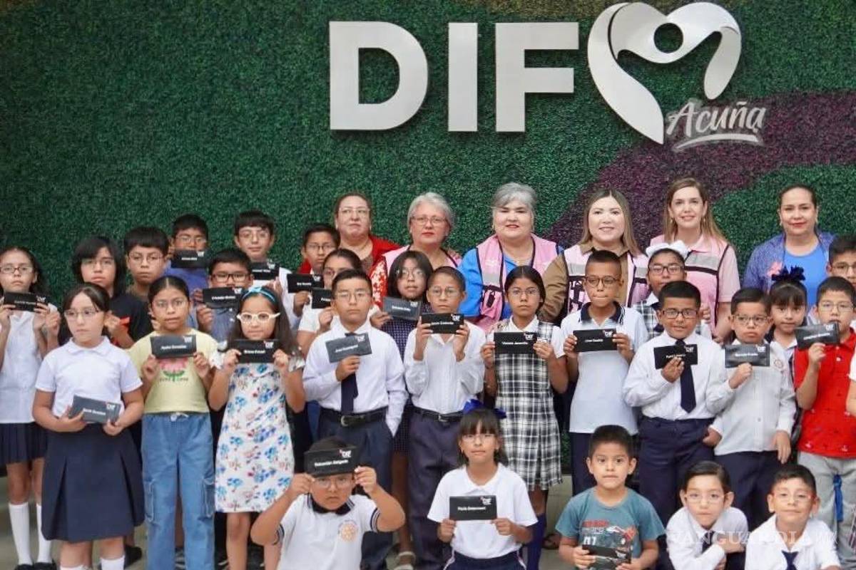 $!Niños beneficiados muestran sus nuevos lentes durante la entrega encabezada por Yahaira Romero.