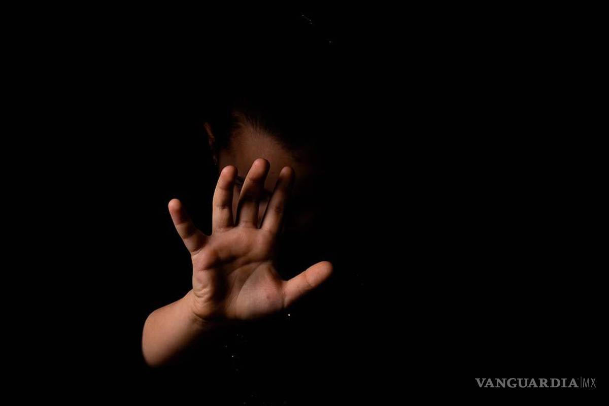 Sale libre maestro del Colam en Saltillo, acusado por abuso a alumno; usará brazalete electrónico