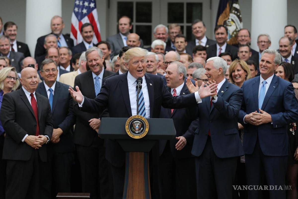 Ley de salud de Trump dejaría a 22 millones de personas sin seguro