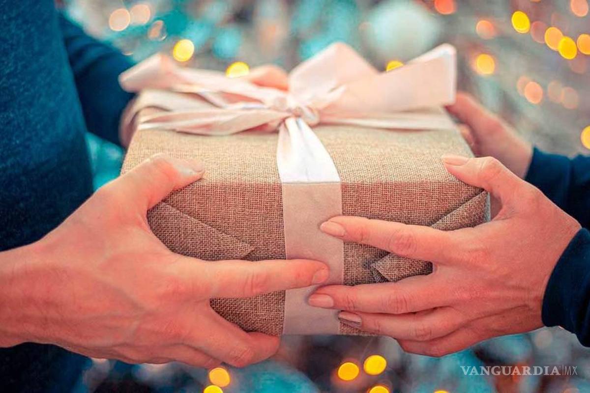 En esta Navidad vístete de Santa y dona un regalo para un adulto mayor de Saltillo