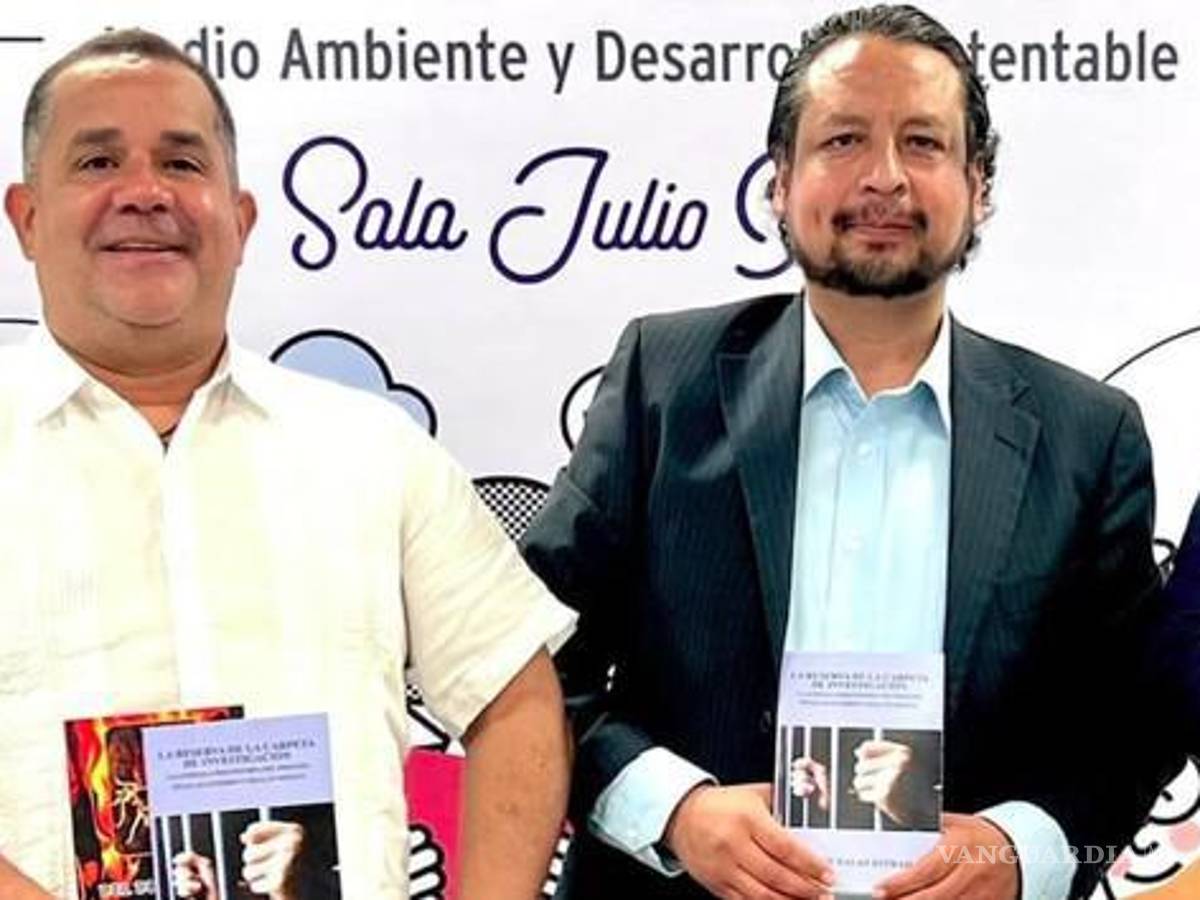 $!En la FILA 2022, Vicente Salas Estrada (der.), también egresado de licenciatura y posgrado de la Facultad de Jurisprudencia, presentó uno de sus libros.