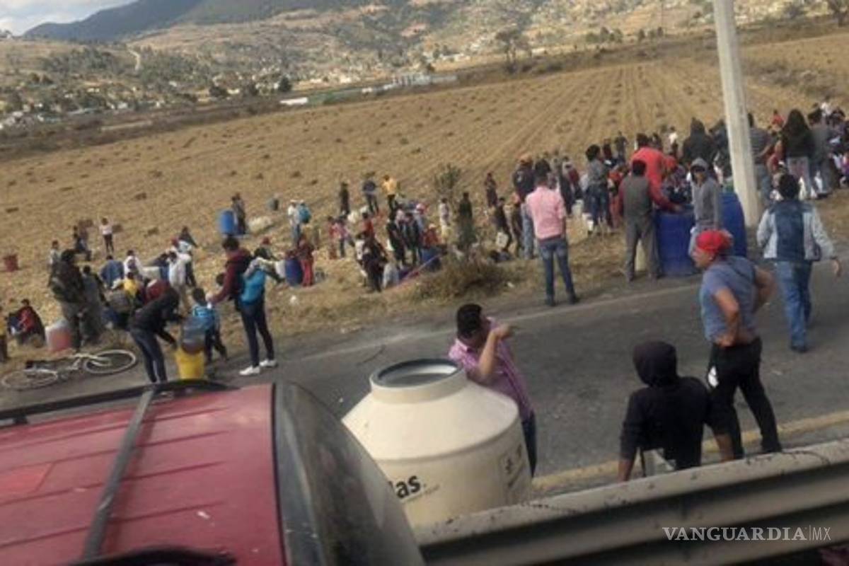 Pobladores roban gasolina en Edomex; autoridades lo niegan (video)