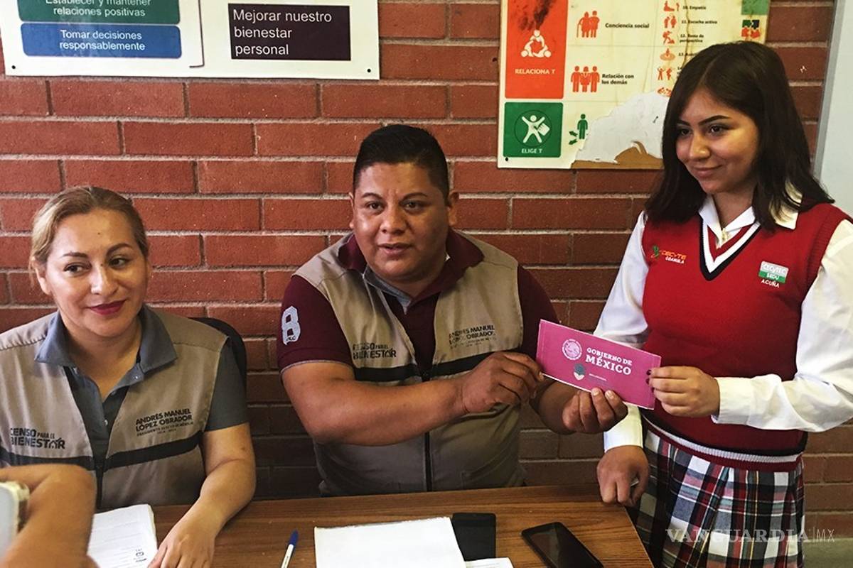 Entregan becas a estudiantes de la Universidad para el bienestar 'Benito Juárez' en Piedras Negras