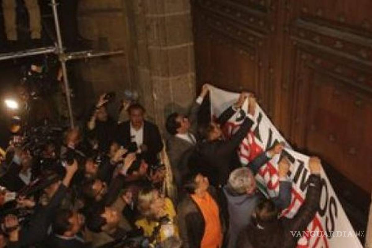 Alcaldes protestan fuera de Palacio Nacional lanzando cohetes
