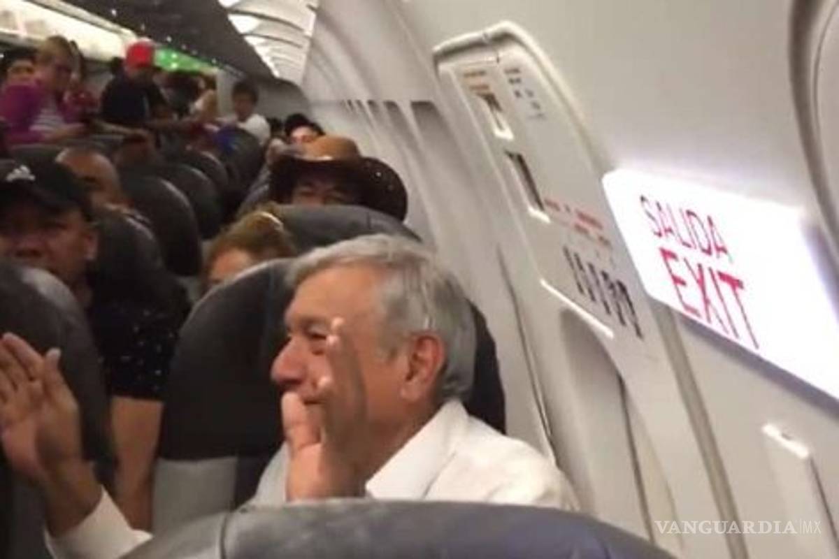Mujer le compone canción a AMLO y le canta serenata en avión