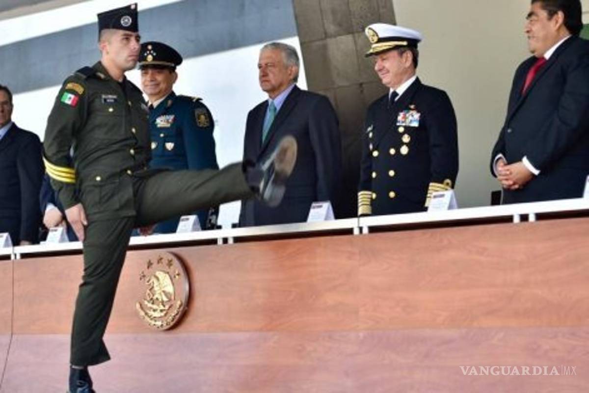 Encabeza AMLO graduación de sargentos en Puebla