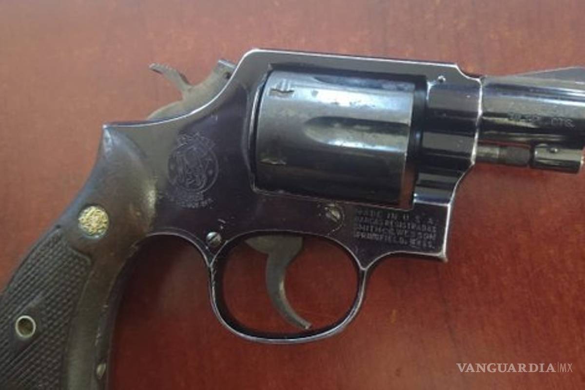 Causa pánico en su secundaria, un adolescente de 14 años portaba un arma calibre 38