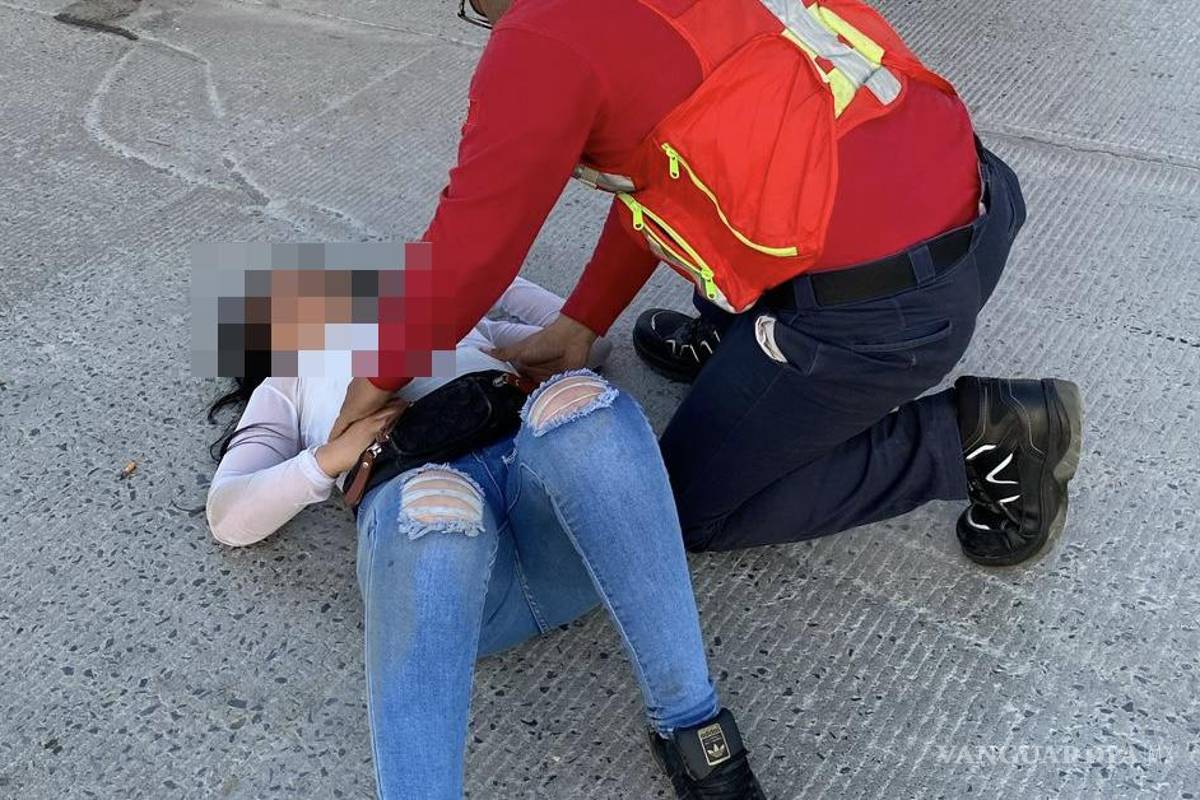 Abandona motociclista a joven tras derrapar en Ramos Arizpe