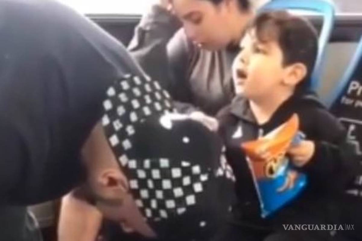 'Mamá es nuestra parada'; niño avisa a sus padres pero no despiertan porque están drogados