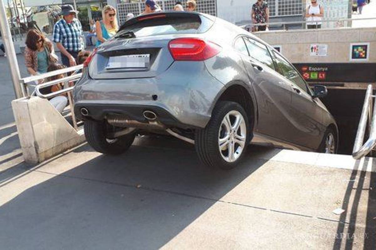 Conductora metió su auto al Metro, confundió la entrada con estacionamiento