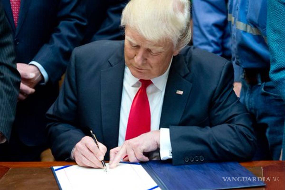 Trump firma presupuesto y evita cierre de gobierno